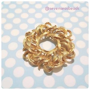 💘1960s Wreath Brooch